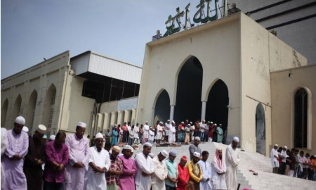 জুমার খুতবা চলাকালীন কথা বলা ও দানবাক্স চালানো কি ঠিক?