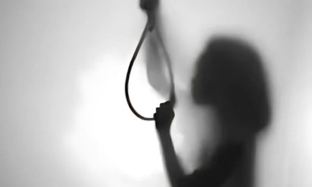 বন্ধুকে ভিডিও কলে রেখে গলায় ফাঁস বিশ্ববিদ্যালয়ের ছাত্রীর