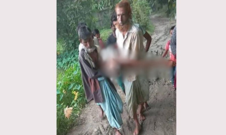 সড়কের বেহাল দশা, হাসপাতালে নেওয়ার আগেই প্রাণ গেলো বৃদ্ধের