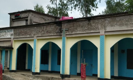 ক্লাস রুমে ঢুকে ১২ শিক্ষার্থীকে পিটিয়ে জখম করলেন সভাপতি