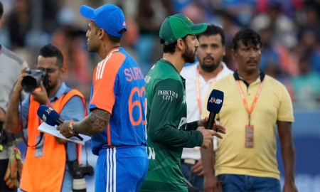 ফিল্ডিংয়ে ভারত, ফাইনালেও হাত মেলালেন না দুই অধিনায়ক