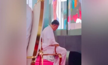 সম্মেলনের মঞ্চেই নামাজ আদায় সালাহউদ্দিন আহমেদের, ভিডিও ভাইরাল