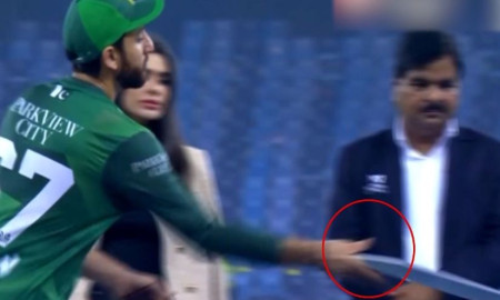 এশিয়া কাপে রানারআপ পুরস্কার ছুড়ে ফেললেন পাকিস্তানি অধিনায়ক