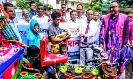 নেত্রকোনার সেই রাজন মিয়াকে অটোরিকশা দিল জেলা প্রশাসন