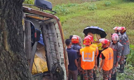 মিরসরাইয়ে আলুবোঝাই ট্রাক নিয়ন্ত্রণ হারিয়ে খাদে, চালক নিহত