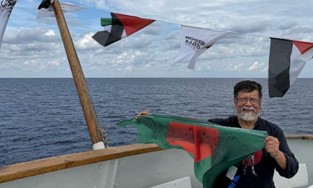 গাজার পথে শহিদুল আলম, হাতে বাংলাদেশের পতাকা