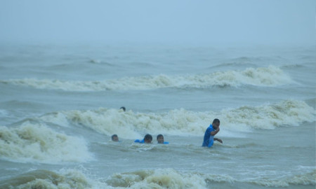 নিম্নচাপের প্রভাবে পর্যটকশূন্য কুয়াকাটা