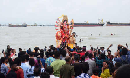 প্রতীমা বিসর্জনের মধ্য দিয়ে শেষ হলো শারদীয় দুর্গোৎসব