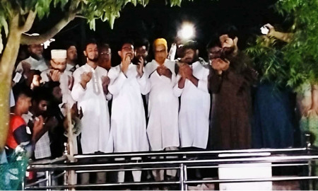 আবরার ফাহাদের কবর জিয়ারতে গিয়ে কান্নায় ভেঙে পড়লেন ভিপি সাদিক