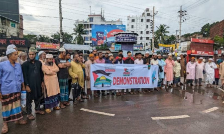 ফ্লোটিলা নৌবহরে ইসরায়েলি হামলার প্রতিবাদে সাতক্ষীরায় বিক্ষোভ