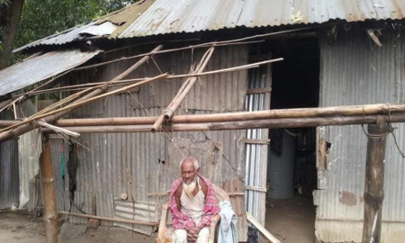 এক হাজার টাকা ঋণ শোধ করতে না পারায় বৃদ্ধের ঘরের টিন খুলে নিল পাওনাদার