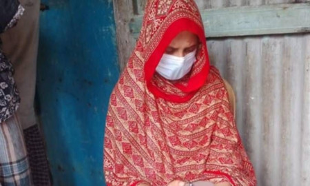 স্ত্রীর স্বীকৃতির দাবিতে চার দিন ধরে অনশনে দুই সন্তানের জননী