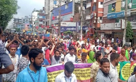 ভালুকায় বেতন-বোনাসের দাবিতে শ্রমিকদের সড়ক অবরোধ