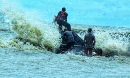 ঝড়ের কবলে পড়ে আট দিন সমুদ্রে ভেসে ফিরলেন ৫ জেলে