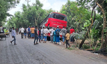 বাস চাপায় শিক্ষক নিহত, সড়ক অবরোধ শিক্ষার্থীদের