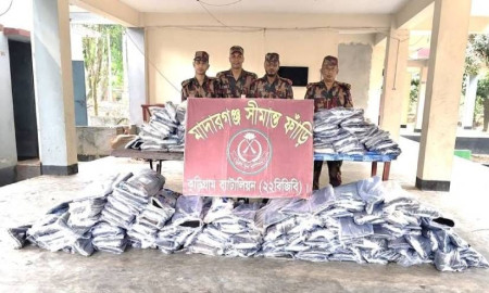 কুড়িগ্রামে বিজিবির অভিযানে বিপুল পরিমাণ ভারতীয় চোরাই পণ্য জব্দ 