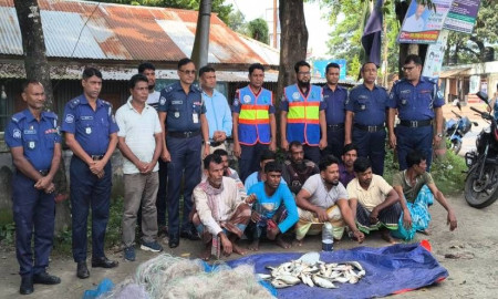 রাজবাড়ীতে ‘মা’ ইলিশ নিধন বন্ধে নৌপুলিশের অভিযান, আটক ৯
