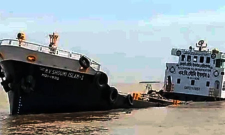 মেঘনায় ১৮ হাজার বস্তা সিমেন্ট নিয়ে জাহাজডুবি
