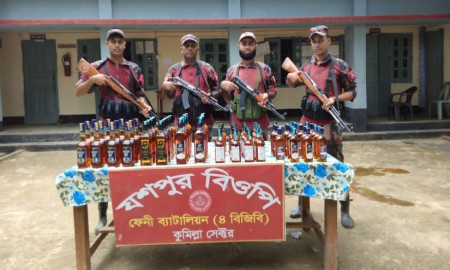 ফেনী সীমান্তে ৮৭ বোতল ভারতীয় মদ জব্দ