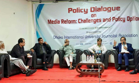 ডিআইইউসাস পলিসি ডায়ালগে ভূমি সচিব : 'আমরা এমন একটি পরিবর্তিত গণমাধ্যম দেখতে চাই'