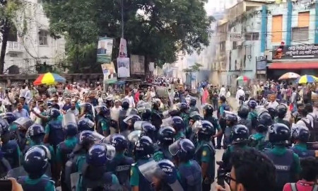 প্রেসক্লাবে শিক্ষকদের অবস্থানে সাউন্ড গ্রেনেড, ছত্রভঙ্গ করার চেষ্টা