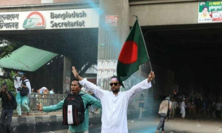 আবু সাঈদ স্টাইলে জলকামানের সামনে বুক পেতে দাঁড়ালেন শিক্ষক