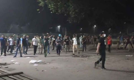 মধ্যরাতে ঢাবি ও ঢাকা কলেজের শিক্ষার্থীদের সংঘর্ষ