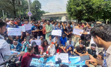 সেন্ট্রাল ইউনিভার্সিটির অধ্যাদেশ জারির দাবিতে শিক্ষা ভবনের সামনে শিক্ষার্থীদের অবস্থান