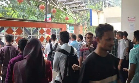 পুলিশের বাধা উপেক্ষা করে এনটিআরসিএ কার্যালয়ে ঢুকছেন আন্দোলনকারীরা