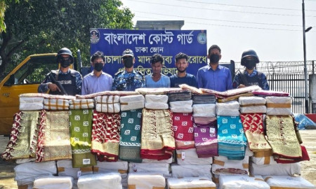 নারায়ণগঞ্জে অবৈধ ভারতীয় শাড়িসহ আটক ২ পাচারকারী