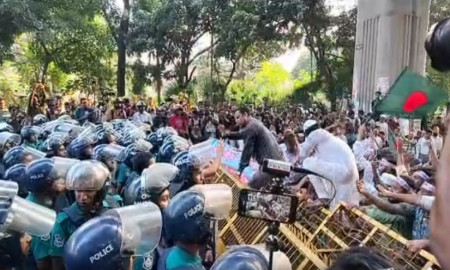 মুখোমুখি শিক্ষক-পুলিশ (ভিডিও)