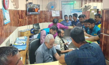 সাতক্ষীরায় সরকারি হাসপাতালে দুদকের অভিযানে ৭ দালাল আটক