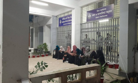 চাকসুর ভোটগ্রহণের পর কেন্দ্র পাহারায় ছাত্রীরা