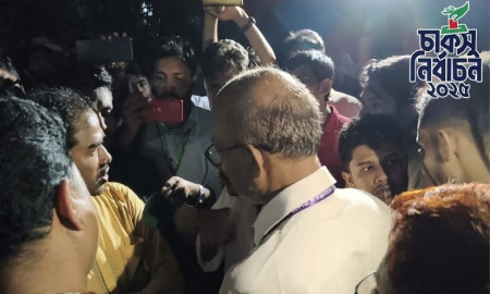 উপ-উপাচার্যকে বের করে আনার চেষ্টায় পুলিশ, পথ আটকে আছেন ছাত্রদলের নেতাকর্মীরা