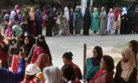 নারী ভোটারদের নজরকাড়া উপস্থিতি