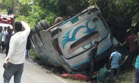 খাগড়াছড়িতে বাস উল্টে নিহত ২, আহত ১৩