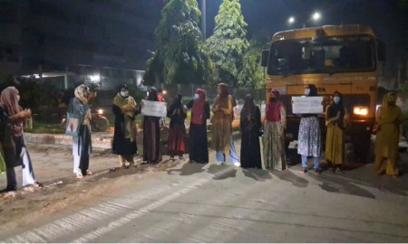 জুনিয়র ছাত্রীদের আসন বরাদ্দের জেরে সড়ক অবরোধ করে বিক্ষোভ সিনিয়রদের