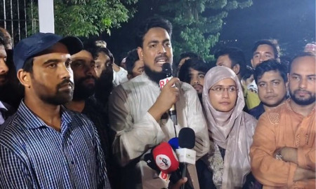 ‘তারা টাকা লুট করে পাচার করে, আর আমার শিক্ষকরা বাড়ি ভাড়া পায় না’