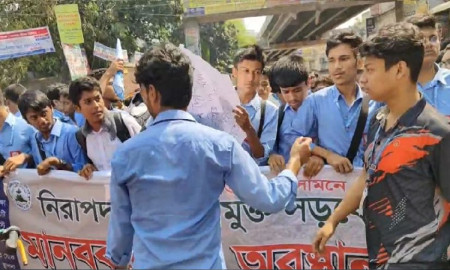 নিরাপদ-দখলমুক্ত সড়কের দাবিতে ফার্মগেটে শিক্ষার্থীদের বিক্ষোভ