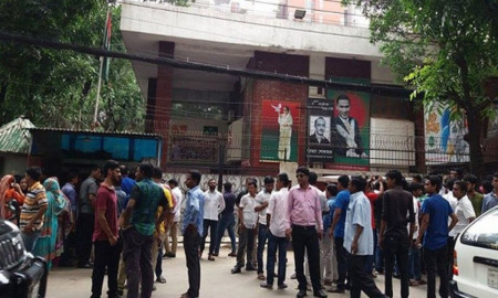 গুলশানে বিএনপি কার্যালয়ে সাংবাদিকদের ওপর হামলা, মোবাইল ভাঙচুর