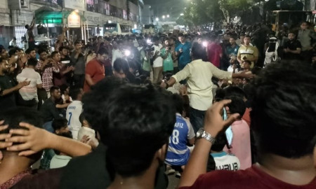 আসামীদের গ্রেপ্তারের দাবিতে থানা ঘেরাও শিক্ষার্থীদের 