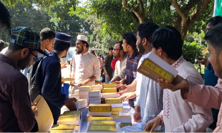 শিক্ষার্থীদের মাঝে পাঁচ হাজার কুরআন বিতরণ করল চবি ছাত্রশিবির