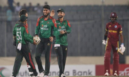 প্রথম ওভারেই উইকেট রিশাদের