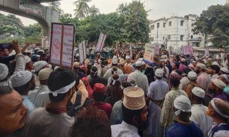 স্বতন্ত্র এবতেদায়ী মাদ্রাসা শিক্ষক ও পুলিশ মুখোমুখি অবস্থানে