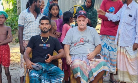 বন্ধুত্বের টানে রাজমিস্ত্রীর বাড়িতে এলেন মার্কিন নাগরিক