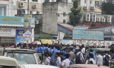 ফার্মগেটে সড়ক অবরোধ, যান চলাচল বন্ধ