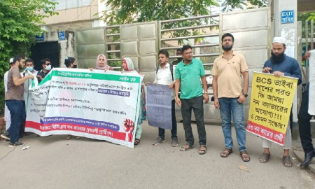 দুই দফা দাবিতে পিএসসির সামনে লাগাতার অবস্থান নন-ক্যাডার প্রত্যাশীদের