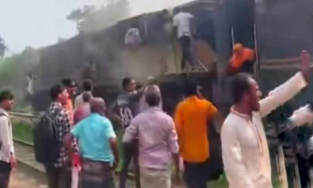 ময়মনসিংহে ট্রেনের ইঞ্জিনে আগুন, আতঙ্কে যাত্রীরা