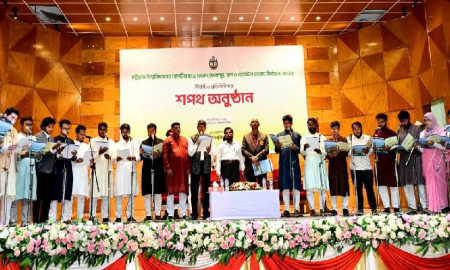 চাকসুর শপথ গ্রহণ অনুষ্ঠানে হট্টগোল, প্রশাসনের আশ্বাসে শপথ নিলেন ছাত্রপ্রতিনিধিরা