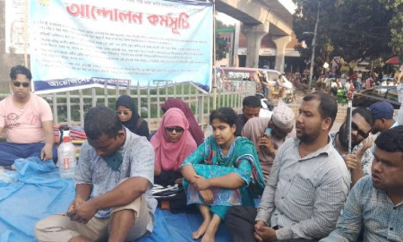 কর্মসংস্থানের দাবিতে রাজু ভাস্কর্যে প্রতিবন্ধী গ্র্যাজুয়েটদের লাগাতার অবস্থান